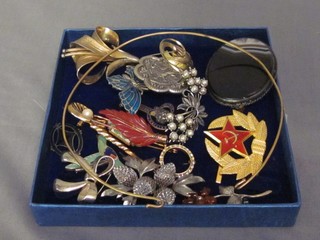 An agate brooch, a Soviet Russian cap badge and a small collection of costume jewellery including brooches