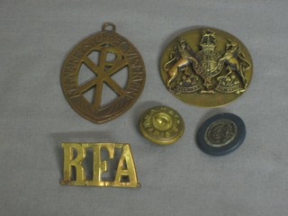 A Royal Field Artillery metal shoulder title, a Warrant Officer's badge, button etc
