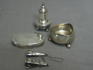 A shaped silver salt, a silver pepperette, oval dressing table jar lid and 2 shaped snuffers hung a silver chain