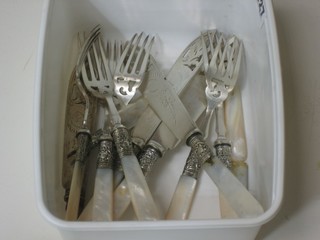 A set of 6 silver plated fish knives and forks with mother of pearl handles (f)