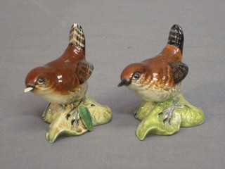 A pair of Beswick figures of seated Wrens (1 chip to tail) 2"