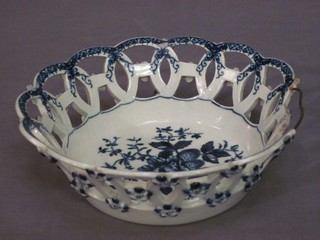 An 18th Century circular Worcester Dr Wall  blue and white ribbon ware bowl, 7" (f)
