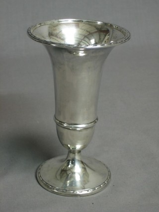 A silver trumpet shaped vase, Sheffield 1923 6"