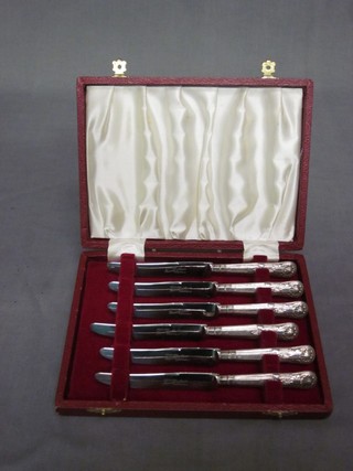 A set of 6 silver handled tea knives, cased