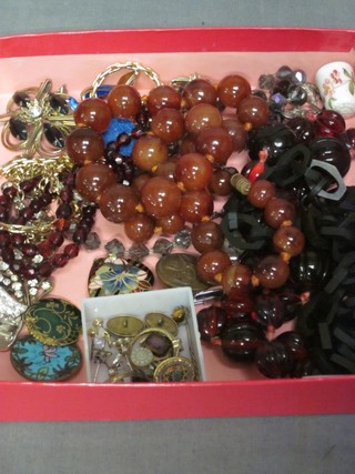 An agate string of beads and other items of costume jewellery