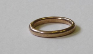 A lady's 9ct gold wedding band