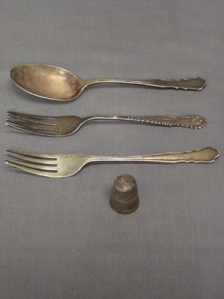2 silver forks, a silver teaspoon and a thimble