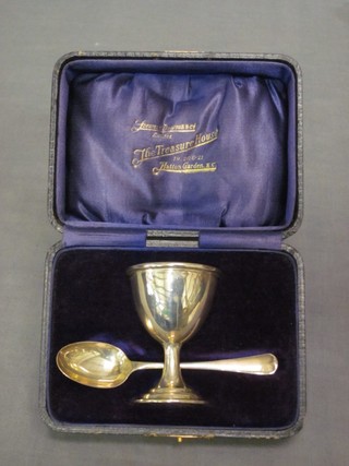 An Edwardian silver egg cup together with an Old English pattern spoon, Birmingham 1908, 1 ozs, cased