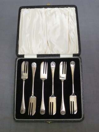 A set of 6 silver pastry forks, Birmingham 1932, cased