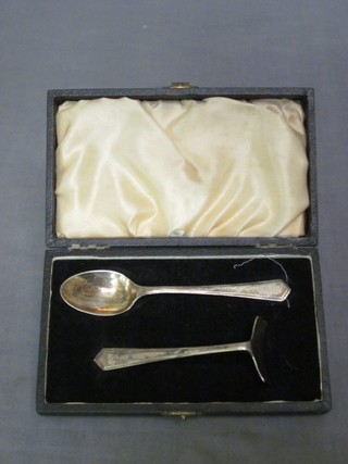 A childs silver spoon and pusher, Sheffield 1946 and 1947, 1 oz, cased