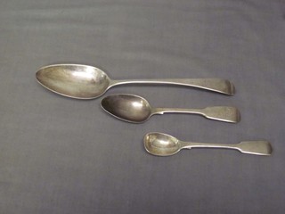 A Georgian silver Old English pattern table spoon and 2 fiddle pattern teaspoons, 3 ozs