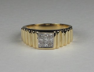 A gentleman's 14 ct gold signet ring set diamonds