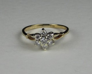 A 9ct yellow gold cluster dress ring set diamonds