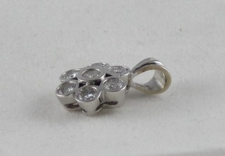 An 18ct white gold or platinum cluster pendant set diamonds