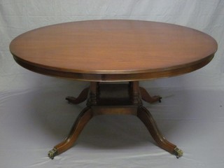 A Georgian style circular pedestal dining table, raised on 4 turned columns with outswept supports 60"