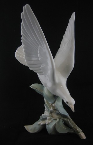 A Lladro figure of a Dove, base marked Lladro and incised 1-16M 11"