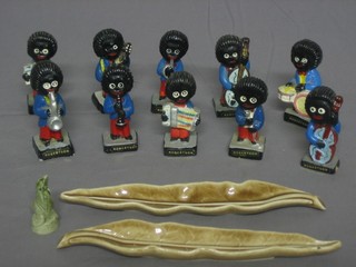 A Robinson's 10 piece Golly Wog band, a Wade Whimsie of a sea lion and 2 Wade leaf shaped dishes