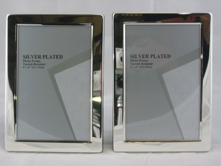 A pair of rectangular silver plated easel photograph frames 7" x 5"