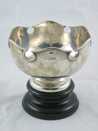 A circular Art Nouveau silver pedestal rose bowl, London 1913,  6 ozs