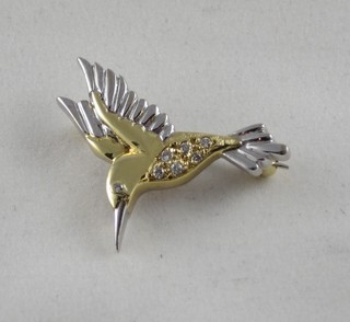 An 18ct gold brooch in the form of a Humming bird set  diamonds