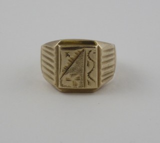 A gentleman's gold signet ring marked 18k