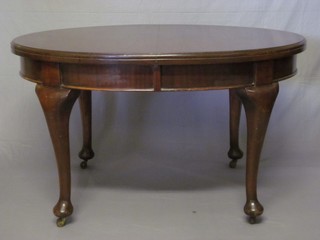 An Edwardian oval mahogany extending dining table, raised on cabriole supports with 1 extra leaf