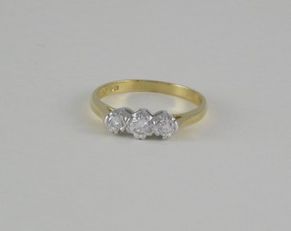 An 18ct yellow gold dress ring set 3 diamonds, approx 0.40ct