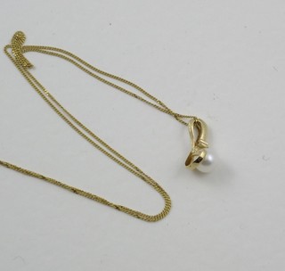 A 9ct gold chain hung a pearl pendant