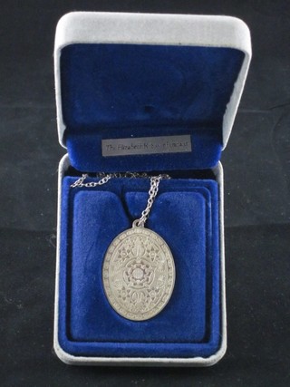 A Franklyn mint Silver Jubilee pendant complete with paperwork