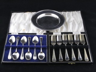 A circular silver plated dish, 6 silver plated teaspoons and a set of 6 silver plated pastry forks, cased
