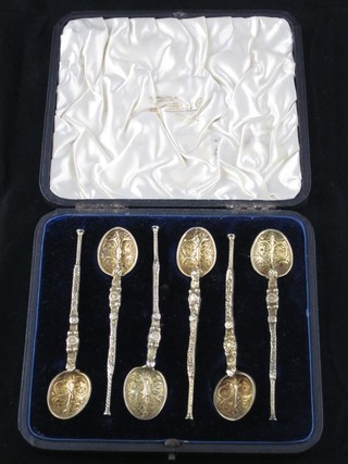 A set of 6 Edwardian silver gilt anointing spoons, Chester 1901 2 ozs, cased