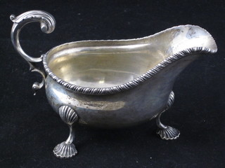 An Edwardian silver sauce boat with C scroll handle, raised on panelled supports, London 1906, 6 ozs