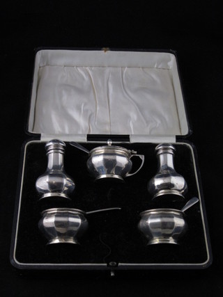 A silver 5 piece condiment set comprising pair of peppers, 2 salts and mustard pot, Birmingham 1923, 4 ozs, cased