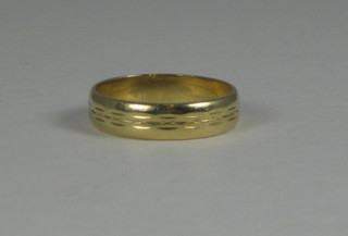 A lady's 18ct gold wedding band