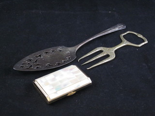A Nelissa compact, a silver plated bread fork and a silver plated cake slice