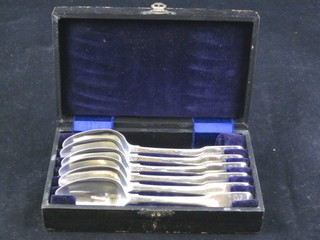 A set of 6 Georgian silver fiddle pattern teaspoons, London 1808, cased
