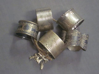 3 silver napkin rings, 2 other napkin rings and a curb link charm bracelet