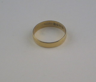 A 22ct gold wedding band