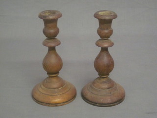 A pair of turned elm candlesticks 9", w,