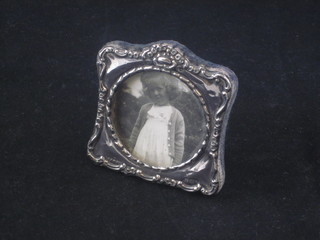An embossed silver easel photograph frame, Birmingham 1907,  3"