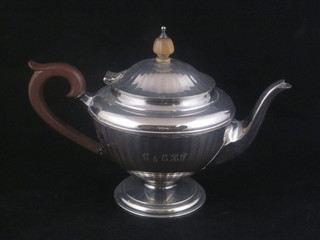 A circular silver teapot, Birmingham 1926, 11 ozs