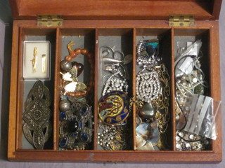 A collection of costume jewellery including diamonte, brooches  etc