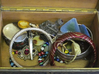 A tortoiseshell effect trinket box with hinged lid containing  costume jewellery