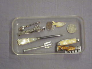 2 small folding pocket knives, a silver brooch in the form of an anointing spoon etc