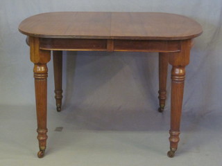 An Edwardian oval extending dining table with 1 extra leaf, raised on turned and reeded supports 45"