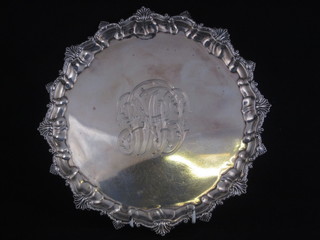 An Edwardian circular silver salver with bracketed border and engraved decoration, raised on 4 scrolled feet, London 1910, 16  ozs