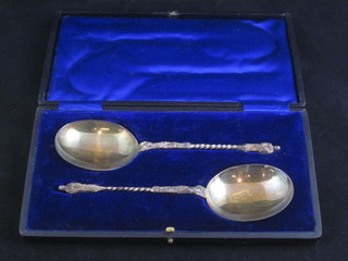 A pair of Edwardian silver apostle serving spoons, Sheffield  1910, 3 ozs, cased