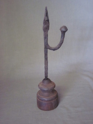 A 17th/18th Century iron rush light holder 9"