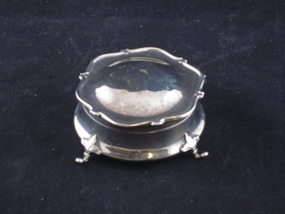 A circular silver dressing table jar with hinged lid, raised on 4 supports, Birmingham 1913, 2"