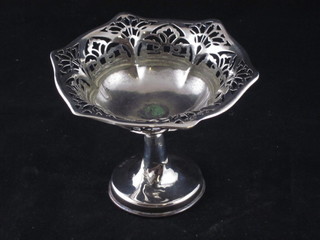 A circular pierced silver pedestal bowl, Birmingham 1919, 2 ozs
